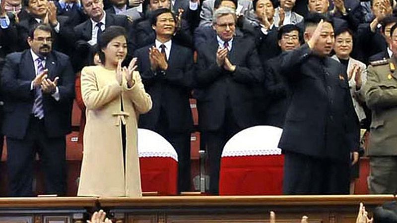 Severokorejský vůdce Kim Čong-un (vpravo) a jeho manželka Ri Sol-ču