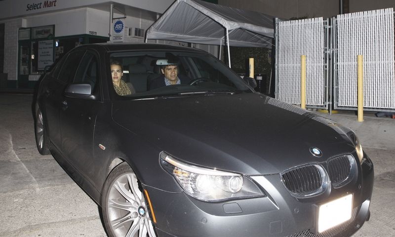 Jessica Alba s manželem krátce předtím, než fotografovi svým BMW přejeli nohu.