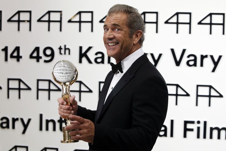 Mel Gibson se raduje z udělené ceny.