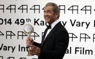 Mel Gibson se raduje z udělené ceny.