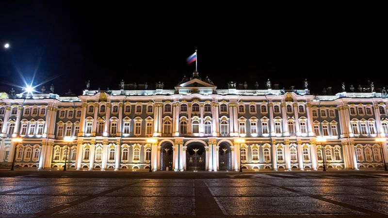 Petrohradská Ermitáž je se svými třemi miliony exponátů jednou z největších galerií světa.