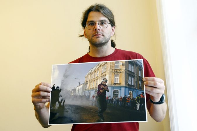 Stanislav Krupař s vítěznou fotografií letošního Czech Press Photo.