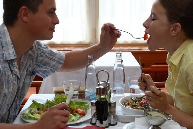 Pro oba partnery při jídle platí nenechat se do ničeho nutit a jíst jen to a tolik, kolik sami zvládnou. 