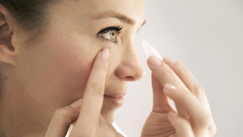 Pokud vás trápí syndrom suchého oka, stačí použít lubrikační oční kapky, které uleví od svědění i pálení. 