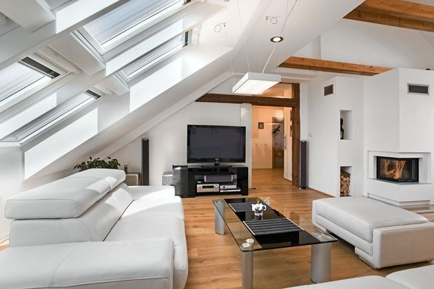 Zrekonstruované původní trámy zdobí multifunkční obývací prostor o rozloze téměř 60 m2. 
