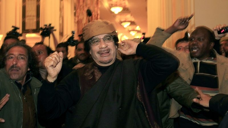 Muammar Kaddáfí přichází na tiskovou konfeenci