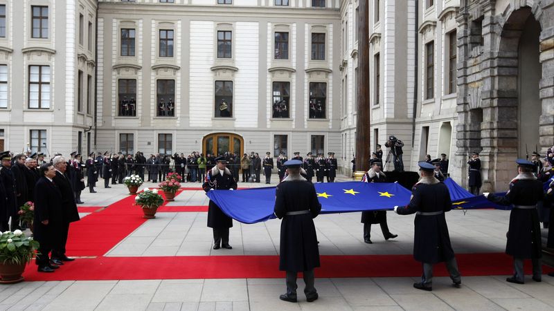 Vyvěsení vlajky EU na Pražském Hradě. Na snímku prezident Miloš Zaman a předseda evropské komise Jose Manuel Barroso
