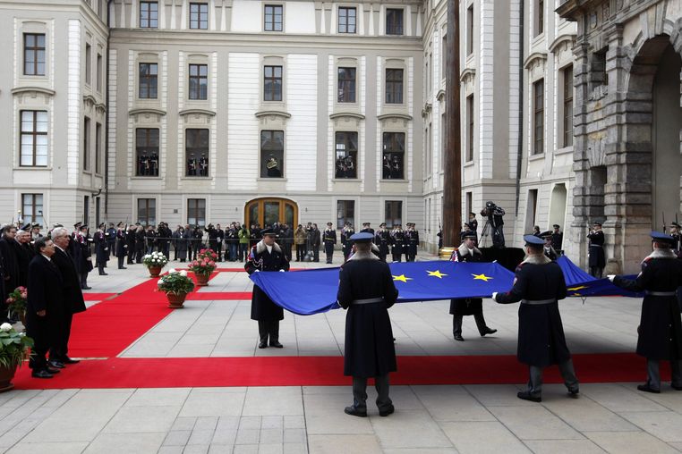 Vyvěsení vlajky EU na Pražském Hradě. Na snímku prezident Miloš Zaman a předseda evropské komise Jose Manuel Barroso