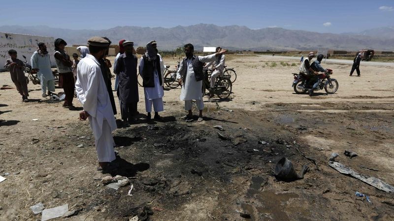 Afghánští vesničané na místě atentátu v provincii Parván, kde zemřeli čtyři čeští vojáci.