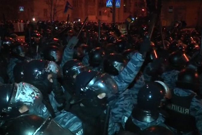 BEZ KOMENTÁŘE: Policie v Kyjevě rozebrala barikády