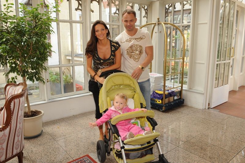 Mezi hosty je i modelka Andrea Verešová s manželem Danielem Volopichem  a dcerou Vanessou.