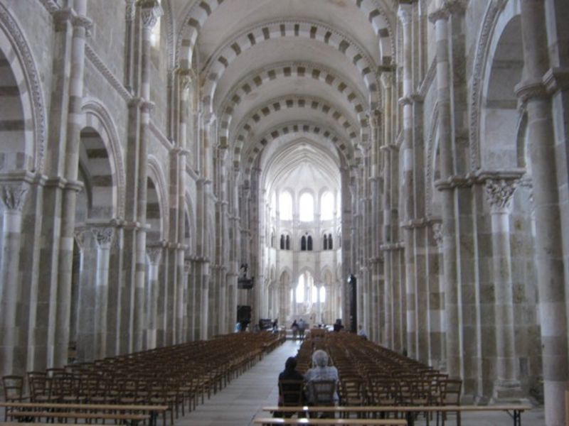 Interiér baziliky umocňuje dojmy z návštěvy Vézelay.