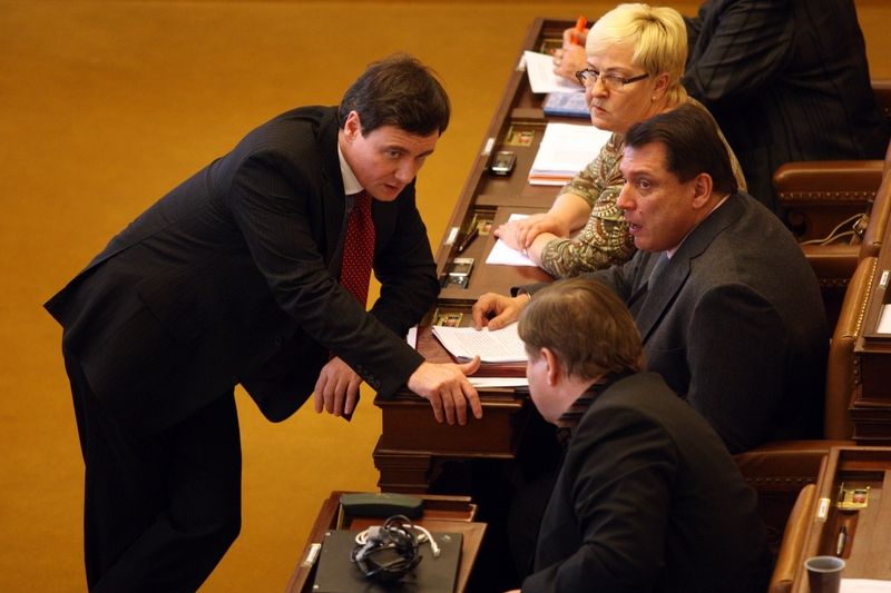 Poslanec ČSSD David Rath ve Sněmovně hovoří s předsedou strany Jiřím Paroubkem před hlasováním o nedůvěře vládě.