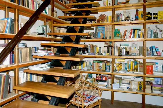 Z neobydlené půdy vznikla knihovna a schody ještě vedou do úložných prostor vybudovaných pod hřebenem střechy.
