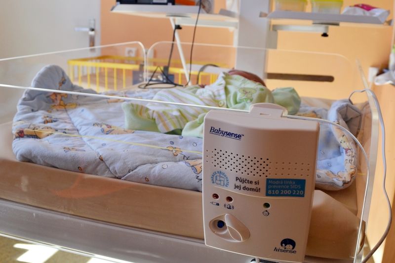 Spánek novorozenců střeží v Jesenické nemocnici nové monitory dechu.