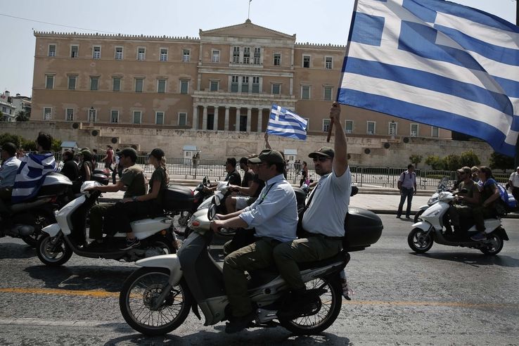 Protest Řeků před parlamentem v Aténách