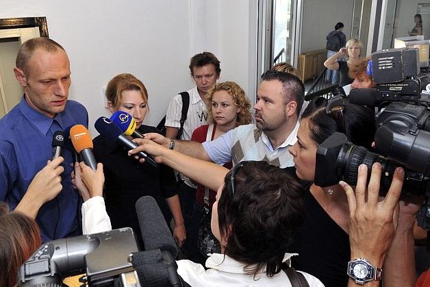 Vlevo otec zavražděného chlapce Roman Rokos hovoří před zahájením soudního líčení s novináři, vpravo vedle něj je za mikrofony jeho přítelkyně Jitka Procházková.