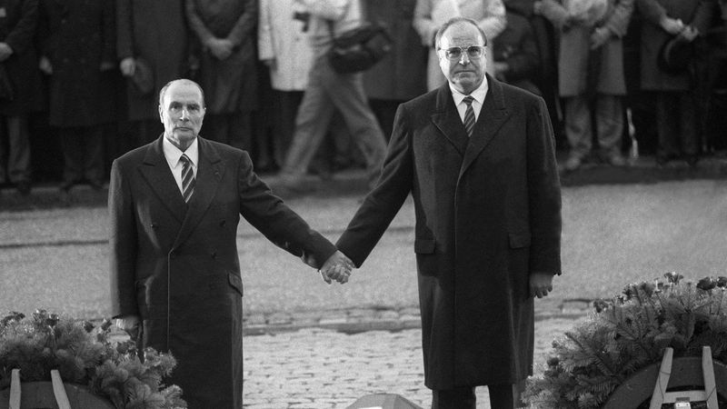 François Mitterand (vlevo) a Helmut Kohl na bojišti u Verdunu