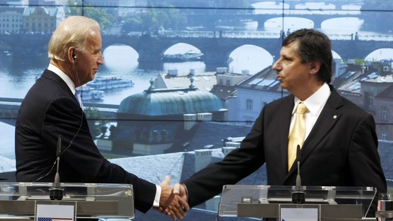 Viceprezident USA Joseph Biden podává ruku premiérovi Janu Fischerovi.