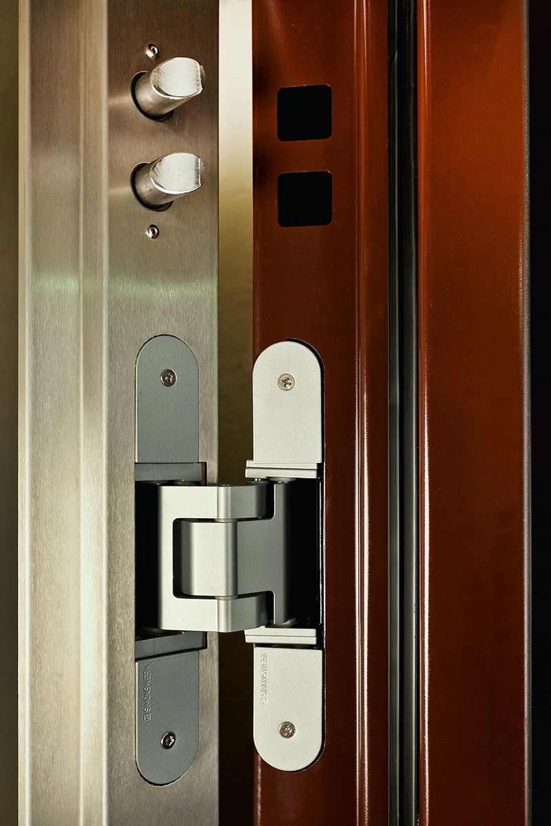 Bezpečnostní dveře SD 104 (50 000 Kč) s osmnácti jistícími body pro rekonstrukce i novostavby. Cena zahrnuje dveře, zárubeň vč. oboustranného obložení, povrch dveří, bezpečnostní kování a vložku.