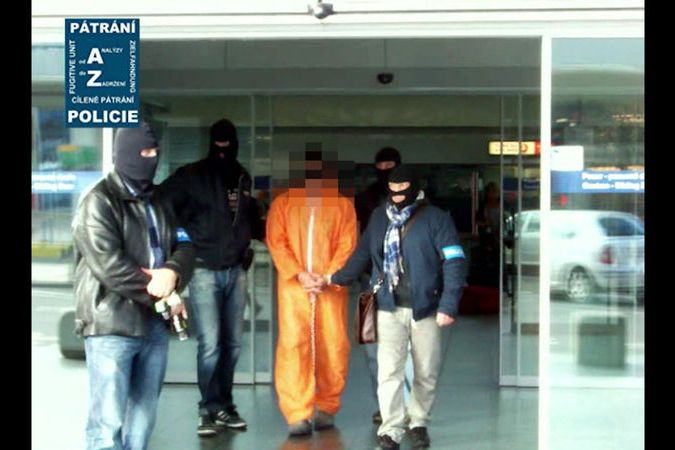 Policie zadržela ve spolupráci s FBI v Praze hledaného muže