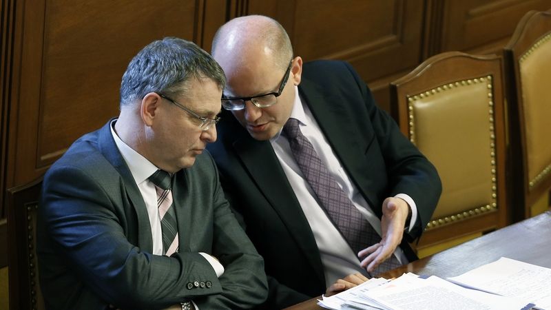 Ministr zahraničí Lubomír Zaorálek a premiér Bohuslav Sobotka na jednání Sněmovny