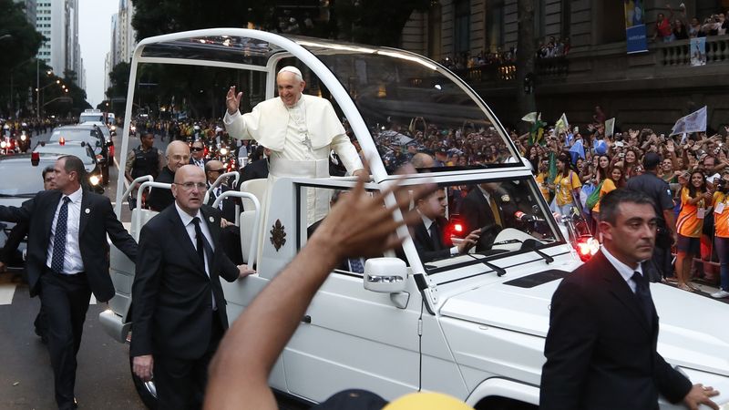 Papež František se hned z letiště vydal do centra Ria.