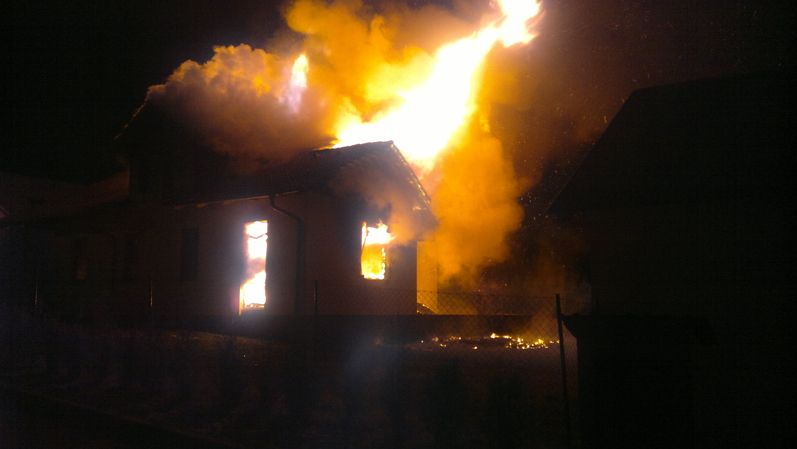 Požárem zasažený rodinný dům.
