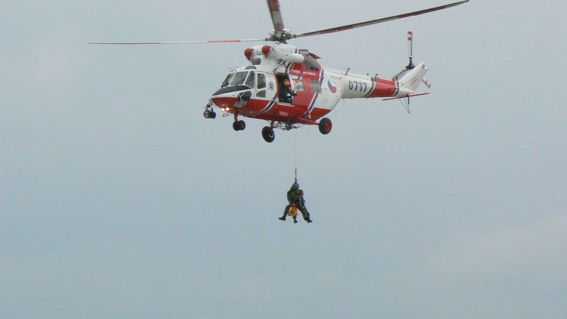 Vrtulník W3A Sokol předvádí záchranu při akci SAR