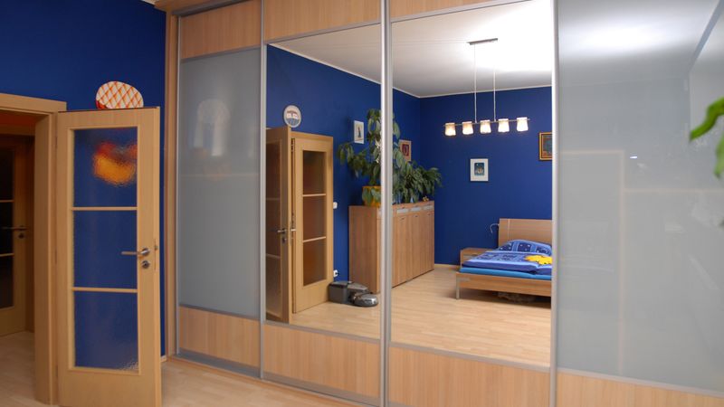 Skříně jsou skutečně prostorné a velkou místnost modrá barva na stěnách opticky nijak výrazně nezmenšuje.