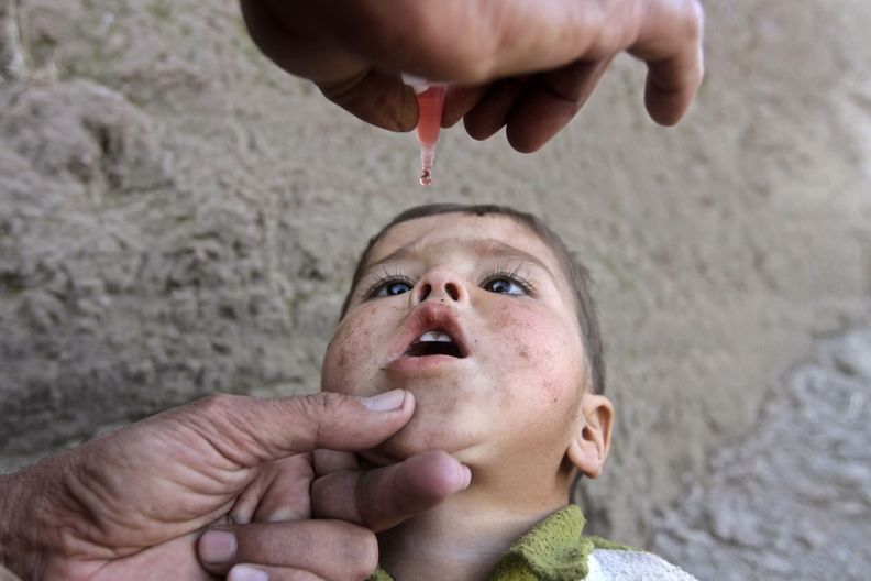 Afghánský chlapec dostává vakcínu proti dětské obrně. 