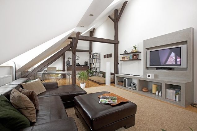 Obývacímu prostoru dominuje originální nábytkový prvek pro televizi a další audio i video techniku navržený na míru. 