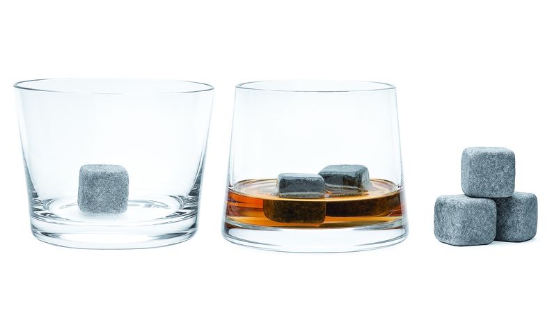 Kamenné kostky ledu jsou na českém trhu novinkou. Poprvé s nimi přišla whisky Ballantines a nyní se tento produkt vrací. Ochlazení sklenky kvalitního alkoholu bez narušení jeho chuti je něco, co vašeho partnera jistě osloví na Valentýna i mimo něj.