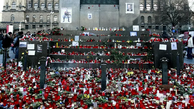 V Cr Je Tridenni Statni Smutek Vlajky Jsou Na Pul Zerdi Novinky Cz