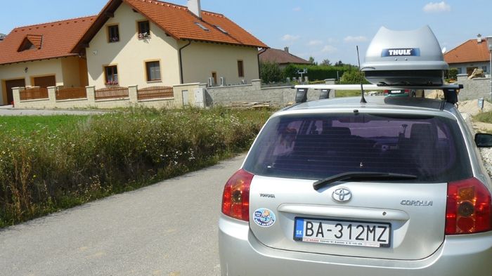 Rakouská obec Wolfsthal je plná slovenských aut.