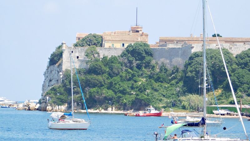 Pohled na pevnost, v níž byl na ostrově sv. Markéty vězněn muž se železnou maskou.