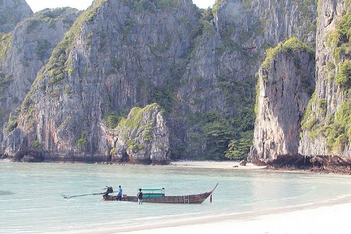 Na vzdáleném souostroví Phi Phi našli před léty američtí filmaři ztracený ráj. Sem umístili děj oskarového filmu Pláž. 