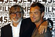Herec Jude Law v objetí s prezidentem festivalu Jiřím Bartoškou.