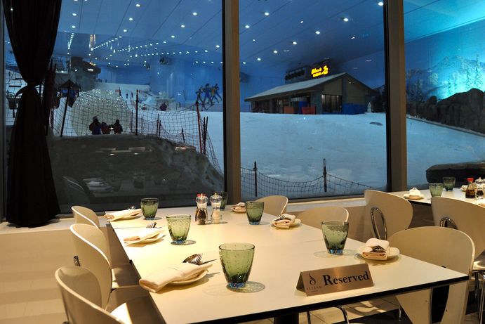 Jedinou horskou boudu v Emirátech simuluje restaurace pod sjezdovkou.