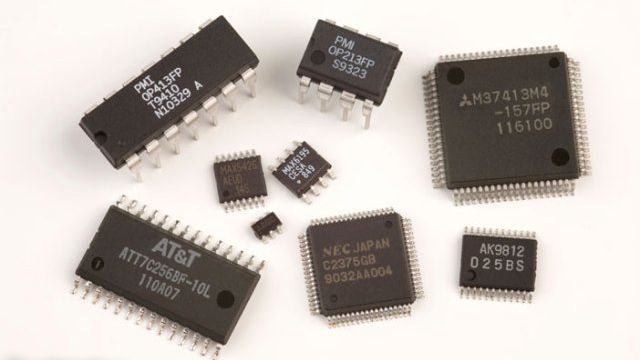 Integrované obvody začali v různých variantách používat výrobci elektroniky po celém světě.