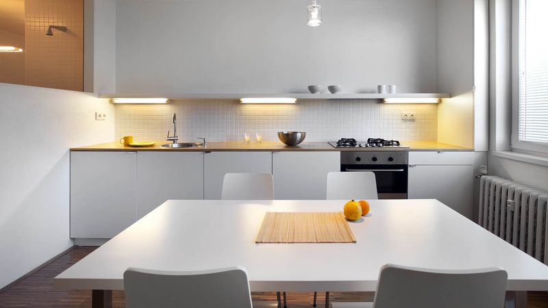 Nábytková sestava zvětšené obytné kuchyně je umístěna při zadní stěně místnosti, oproti původní lince je mnohem delší a odpovídá optimálnímu řazení jednotlivých kuchyňských pracovišť.