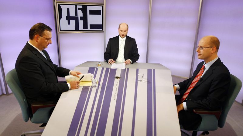 Premiér Petr Nečas a úřadující šéf sociálních demokratů Bohuslav Sobotka v pořadu Nedělní partie na TV Prima