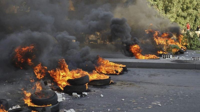 Hořící pneumatiky blokují silnici z Džubáru do Damašku.