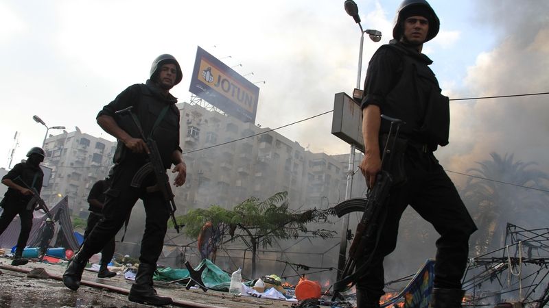 Egyptské bezpečnostní síly na místě vyklizeného tábora demonstrantů 
