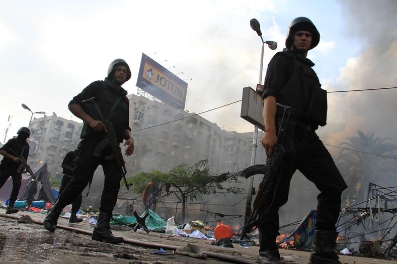 Egyptské bezpečnostní síly na místě vyklizeného tábora demonstrantů 
