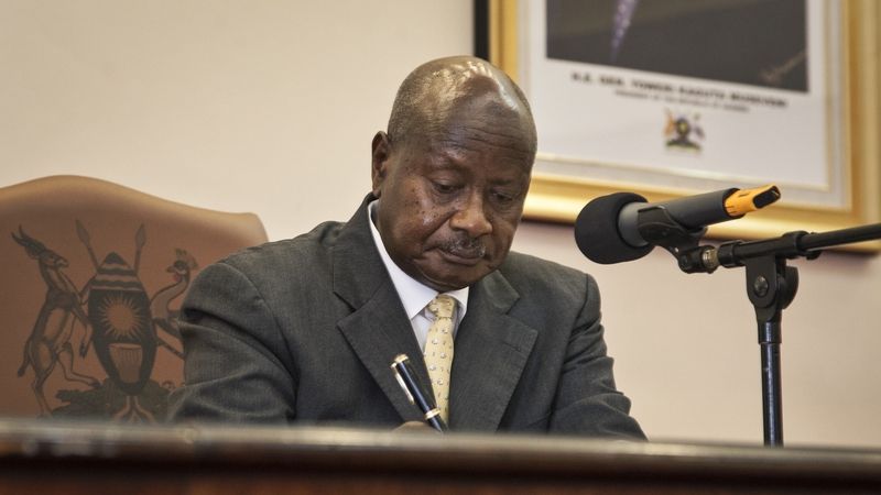 Ugandský prezident Yoweri Museveni při podpisu zákona proti homosexualitě 