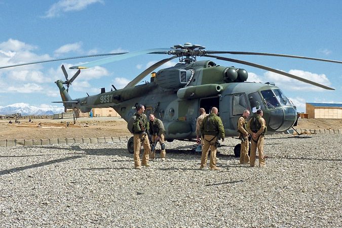 Český vrtulník Mi-171Š startuje ze základny Shank v afghánském Lógaru.