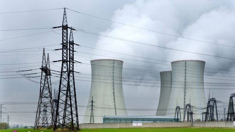 Pohled na jadernou elektrárnu Dukovany
