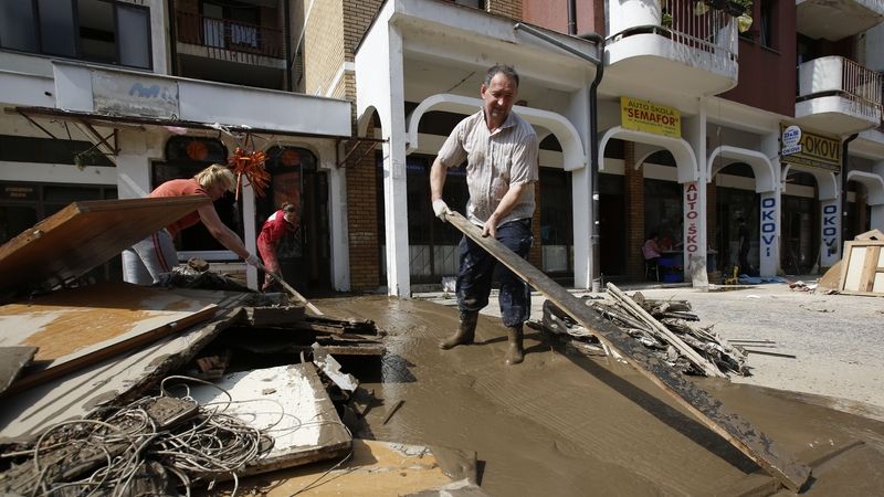 Obyvatelé bosenského města Doboj odstraňují škody po povodních. 