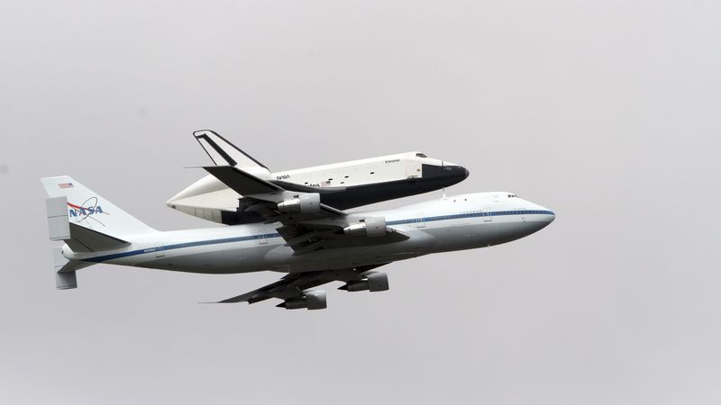 Upravený Boeing 747 s raketoplánem ne hřbetě